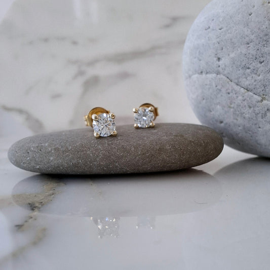 Classic Lab Diamond Claw Studs