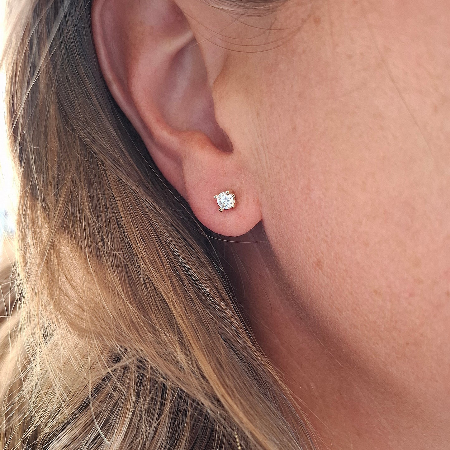 Classic Lab Diamond Claw Studs