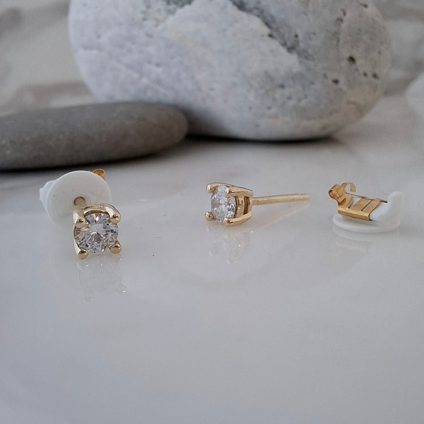 Classic Lab Diamond Claw Studs